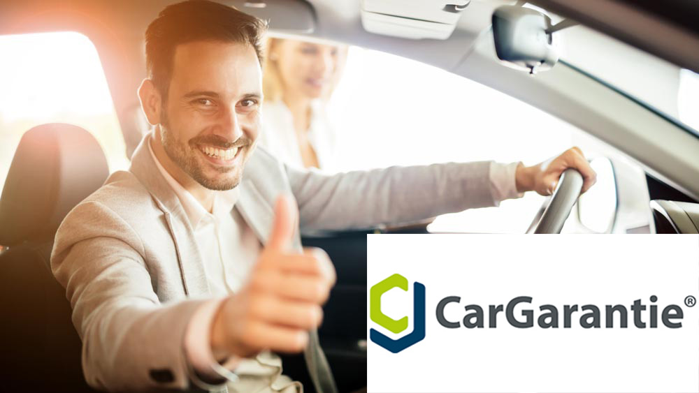 ein Mann sitzt im Auto und zeigt einen Daumen hoch 